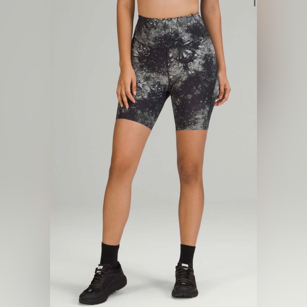 Lululemon Base Pace High-Rise Short 8"
Ink Vapor Ice Grey Multi